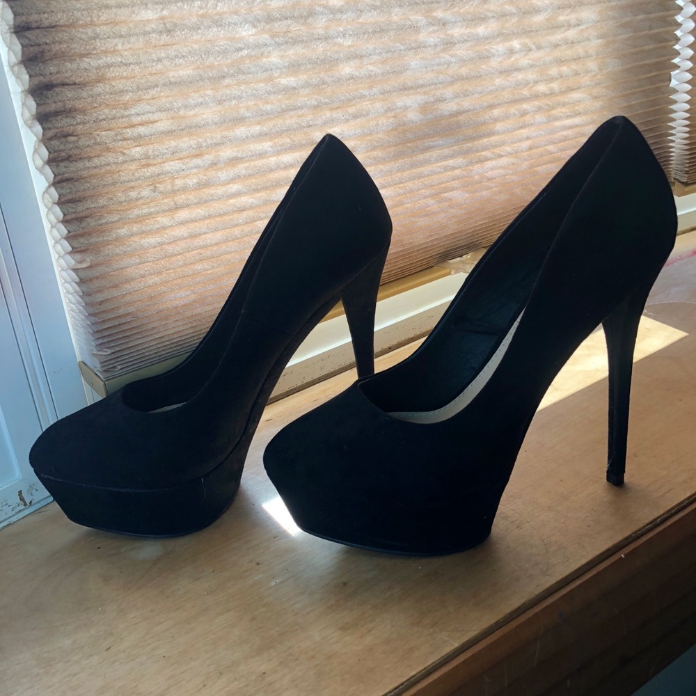 Black Pumps